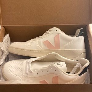 NIB Veja V-10 Sneakers
